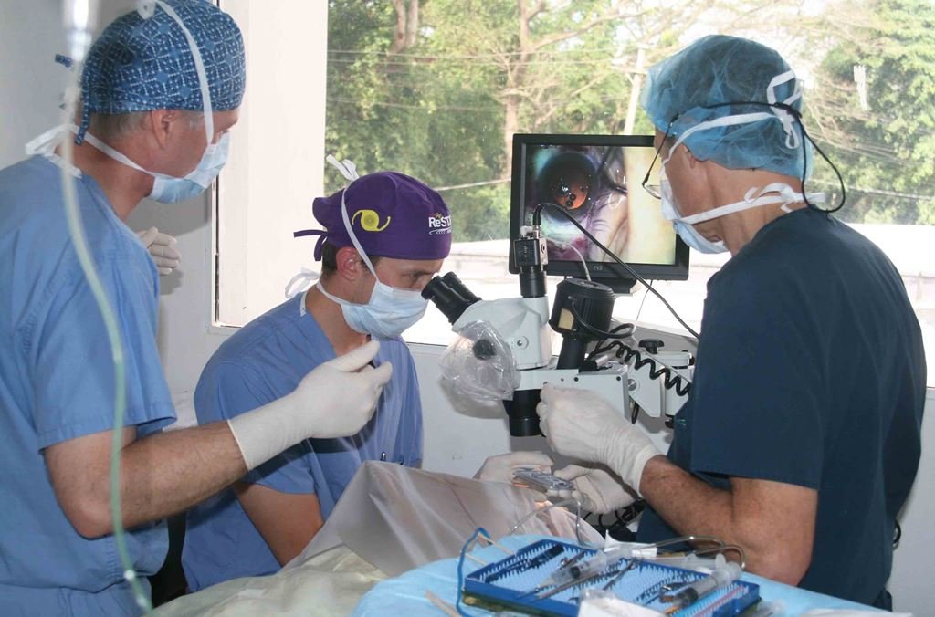Médicos oftalmólogos norteamericanos y dominicanos en plena acción de las operaciones de cataratas